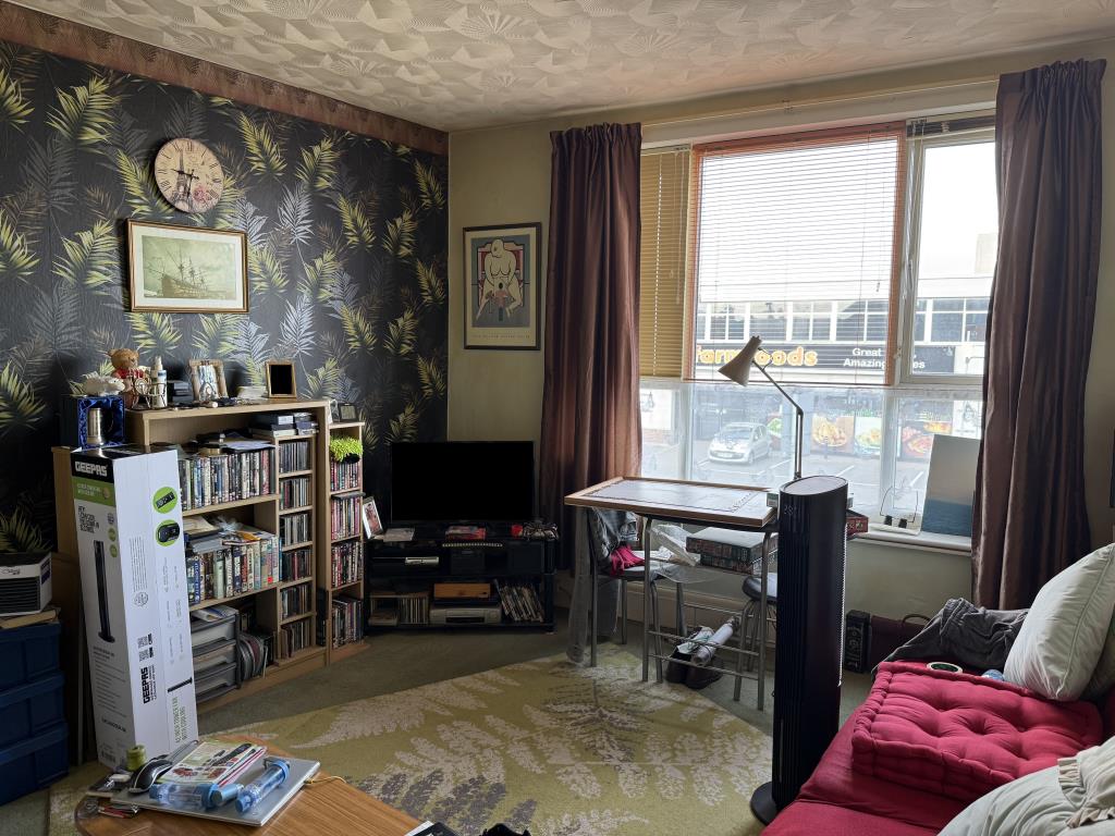 Lot: 92 - FREEHOLD MIXED-USE INVESTMENT - Living room of flat above tattoo studio